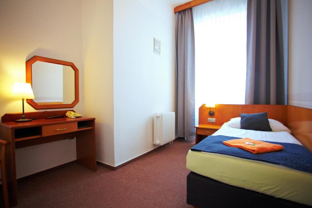 Wellness Hotel Central Klatovy Esterno foto